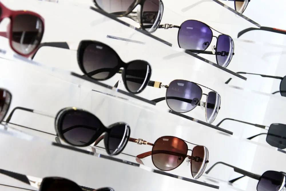 rangée de lunettes de soleil