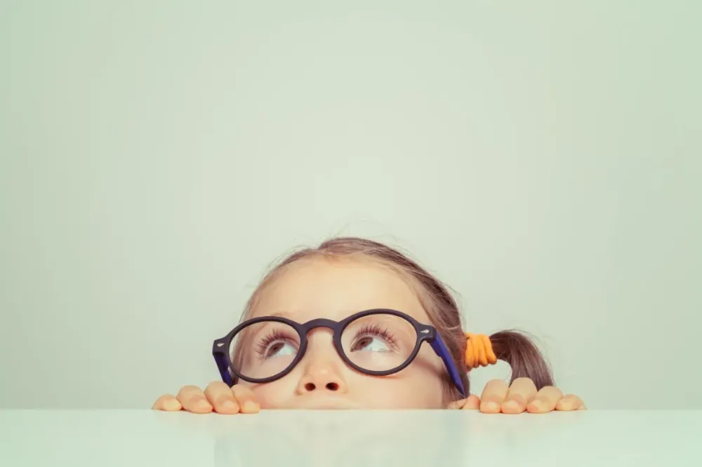 fille avec des lunettes